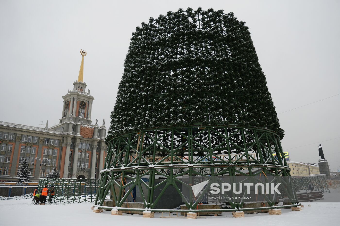 Building Yekaterinburg's main ice sculpture installation on Year 1905 Square