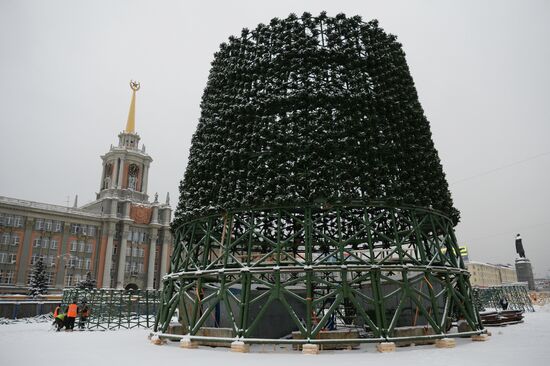 Building Yekaterinburg's main ice sculpture installation on Year 1905 Square
