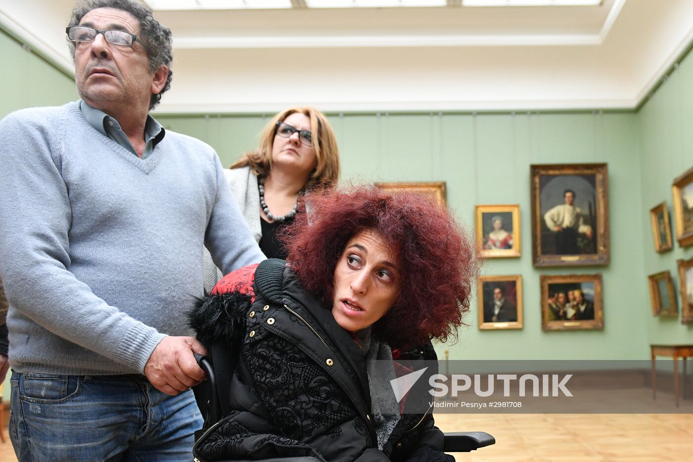 Leticia renisoa visits Tretyakov Picture Gallery