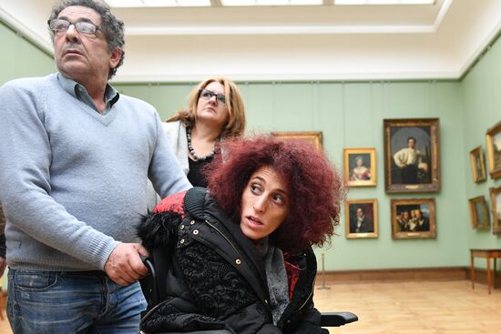 Leticia renisoa visits Tretyakov Picture Gallery