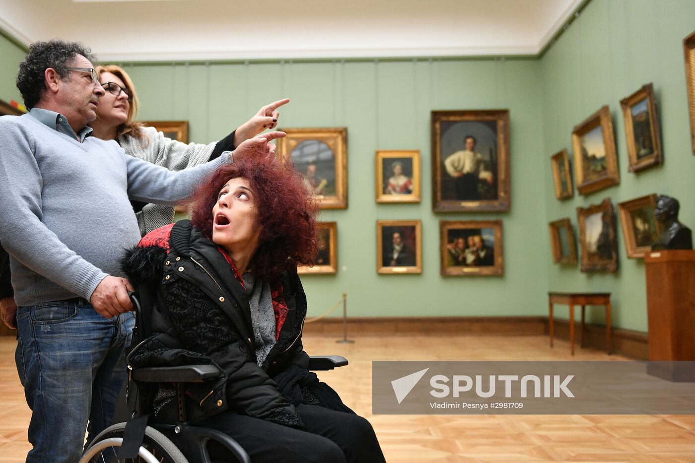 Leticia renisoa visits Tretyakov Picture Gallery
