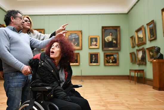 Leticia renisoa visits Tretyakov Picture Gallery