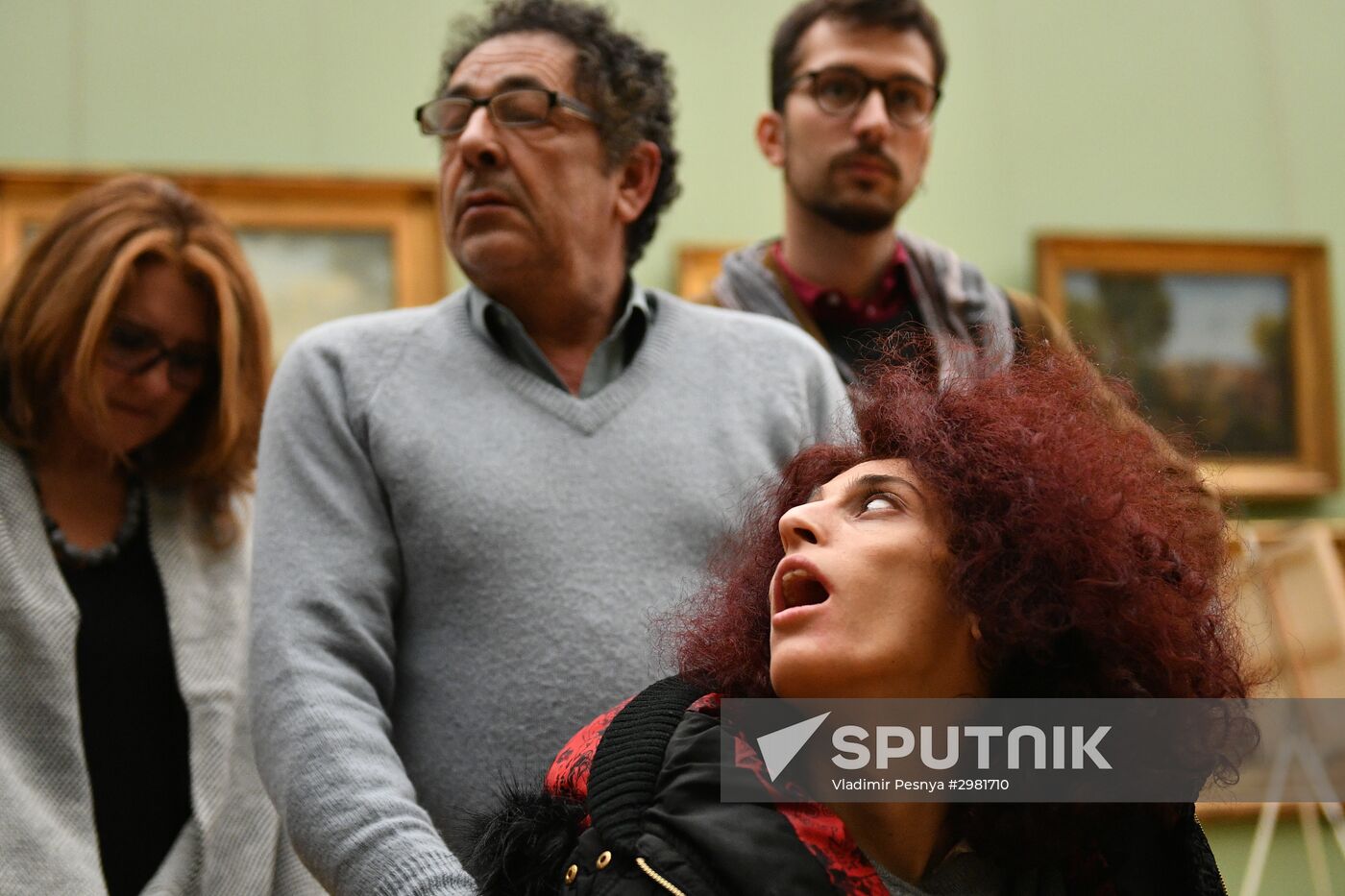 Leticia renisoa visits Tretyakov Picture Gallery