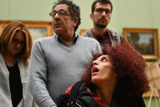Leticia renisoa visits Tretyakov Picture Gallery
