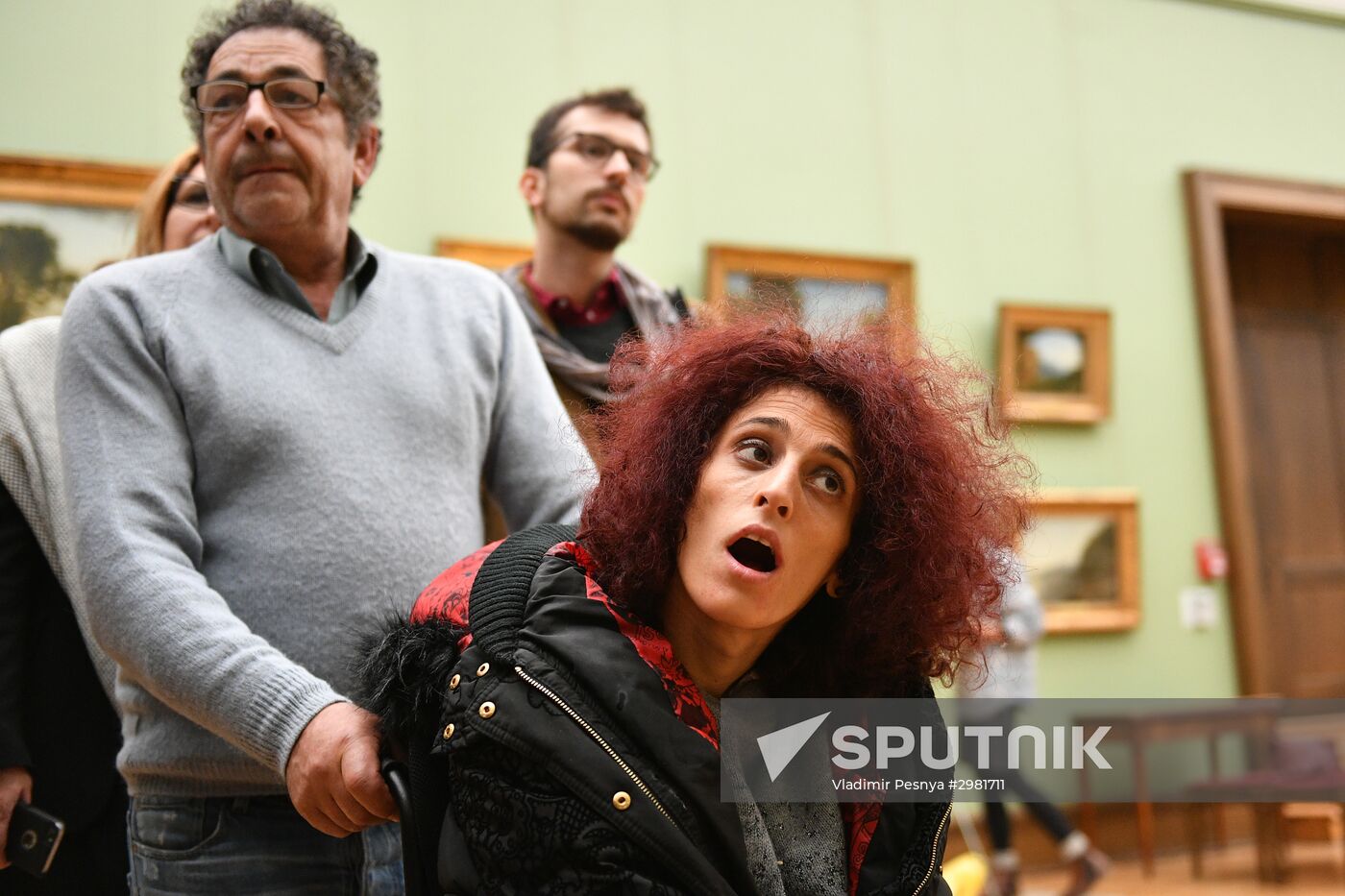 Leticia renisoa visits Tretyakov Picture Gallery