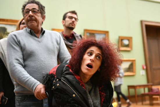 Leticia renisoa visits Tretyakov Picture Gallery