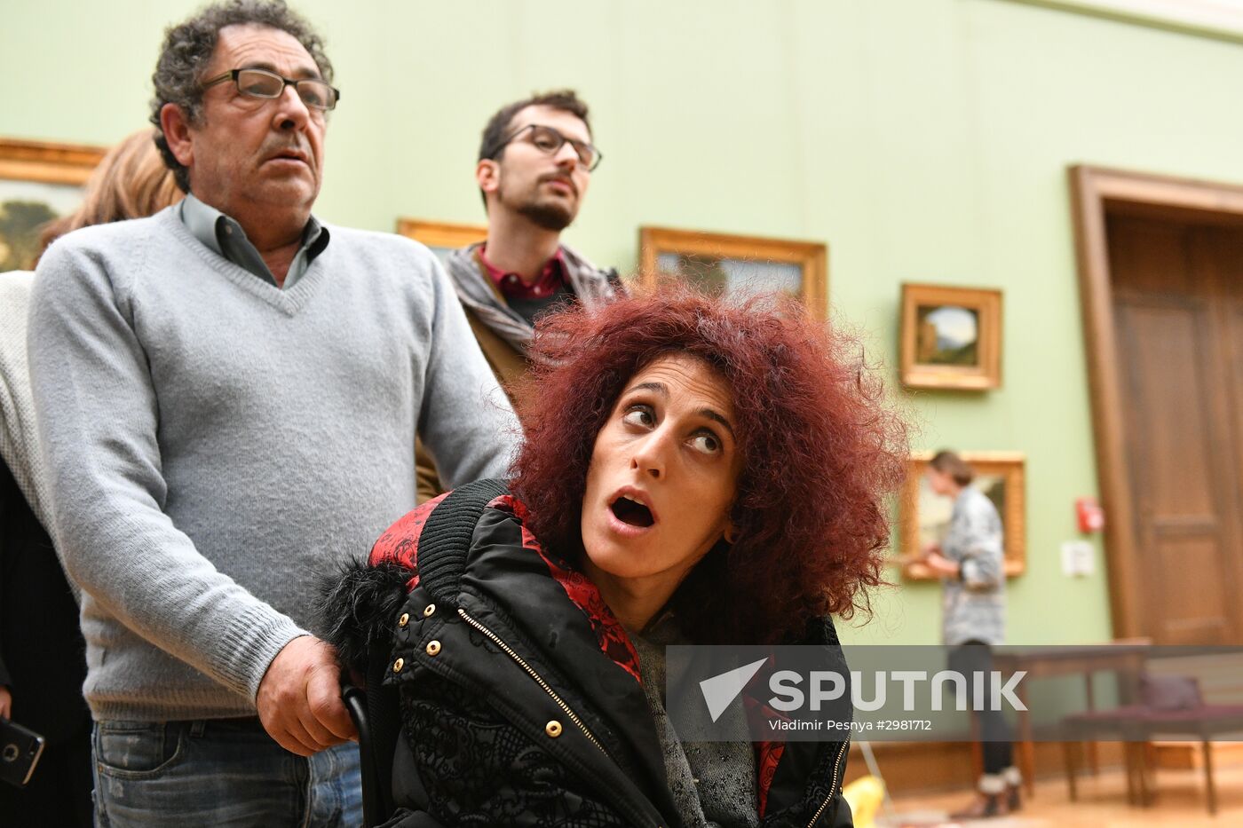 Leticia renisoa visits Tretyakov Picture Gallery