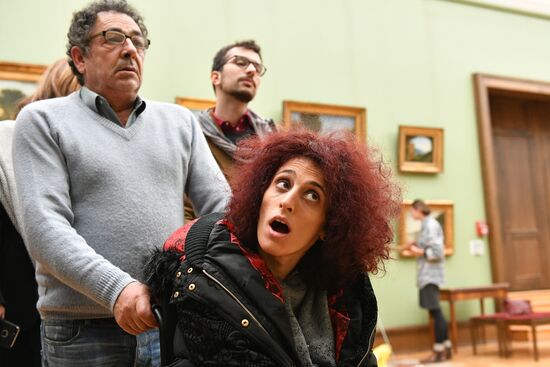 Leticia renisoa visits Tretyakov Picture Gallery