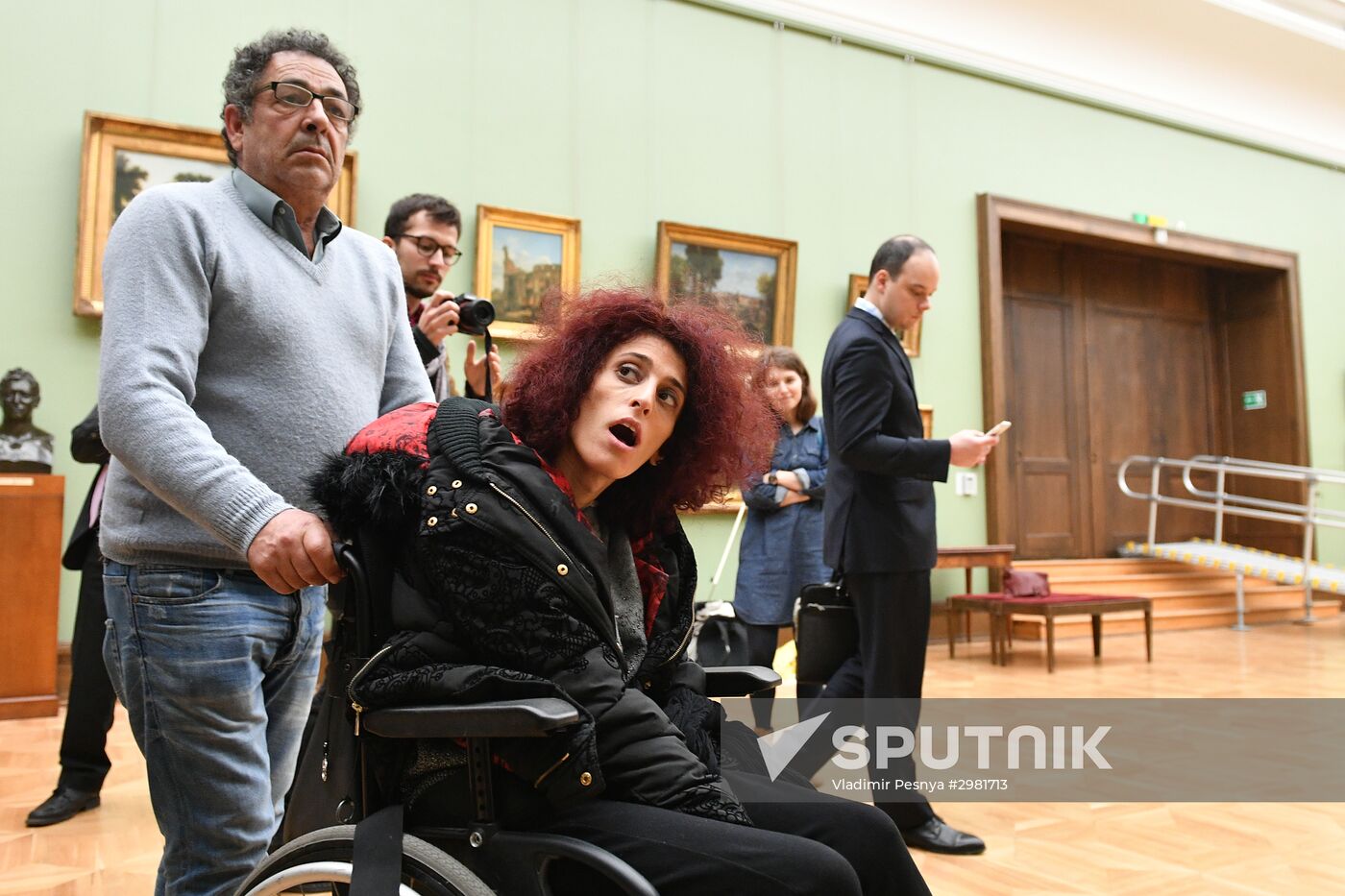 Leticia Renisoa visits Tretyakov Picture Gallery