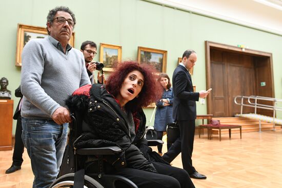 Leticia Renisoa visits Tretyakov Picture Gallery