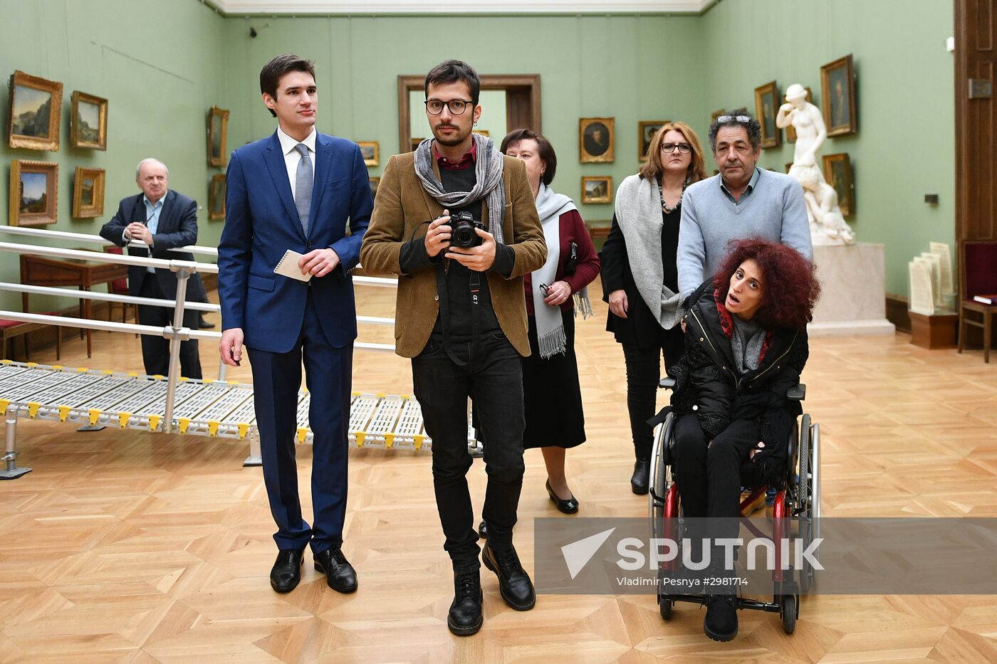 Leticia renisoa visits Tretyakov Picture Gallery