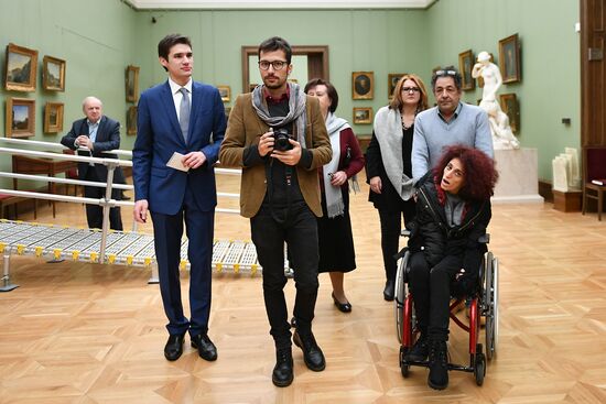 Leticia renisoa visits Tretyakov Picture Gallery