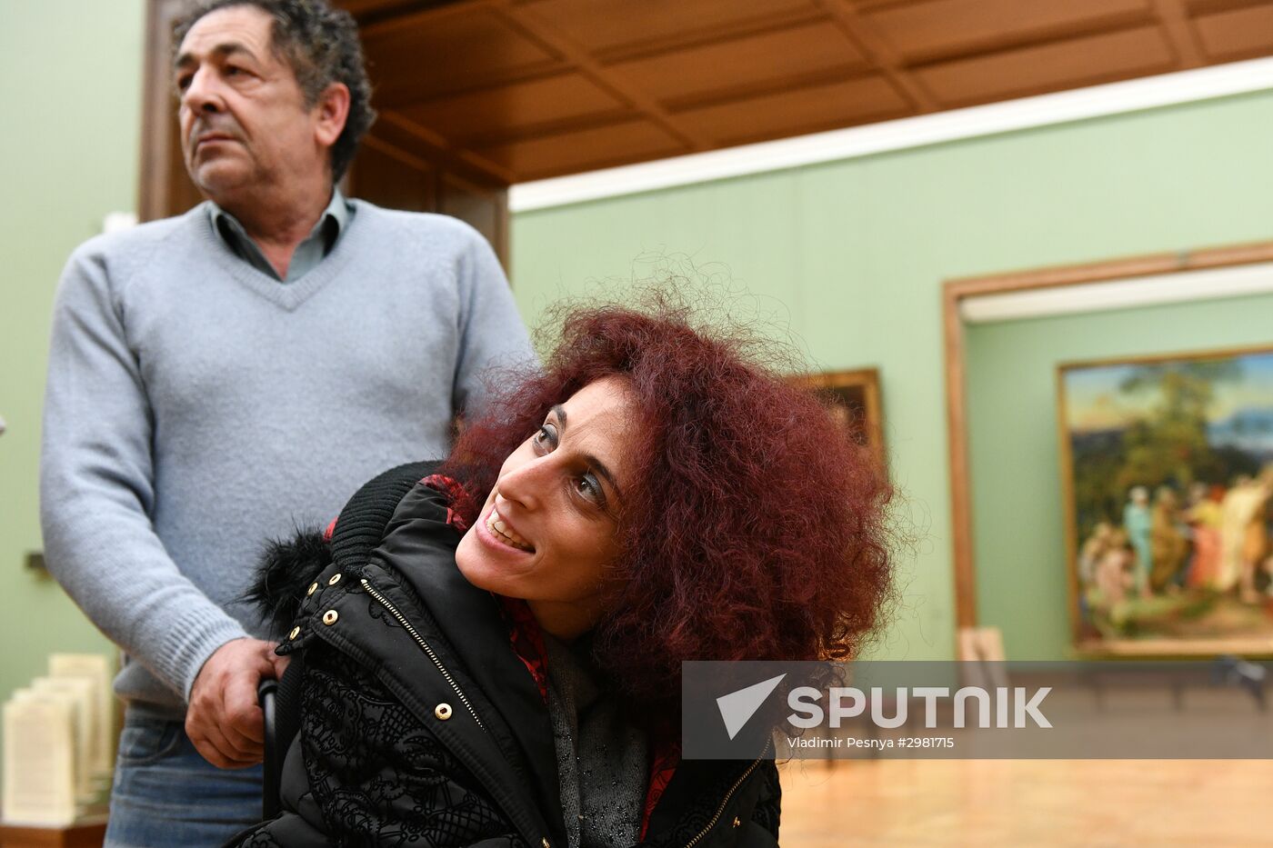 Leticia renisoa visits Tretyakov Picture Gallery