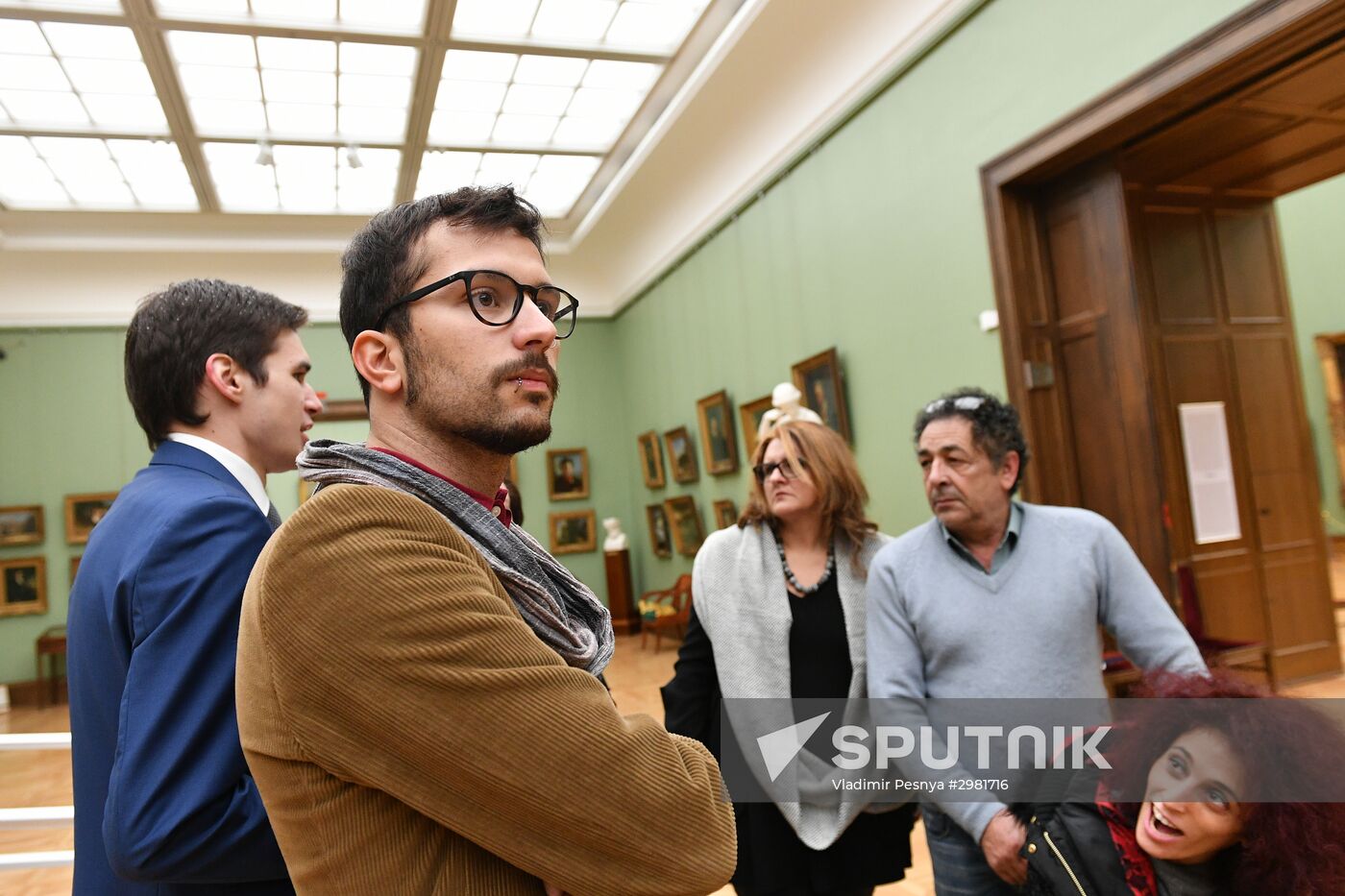 Leticia Renisoa visits Tretyakov Picture Gallery