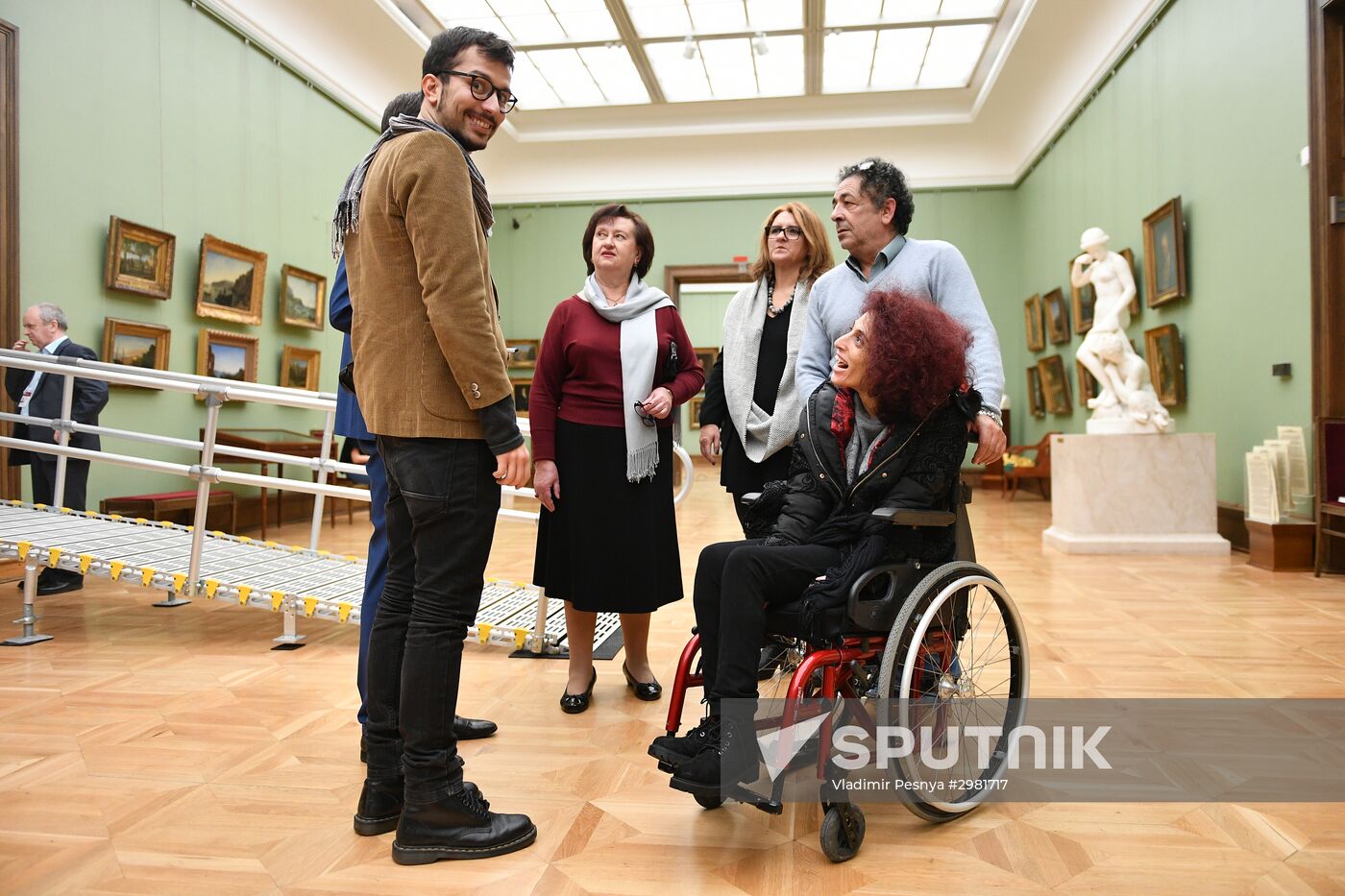 Leticia renisoa visits Tretyakov Picture Gallery