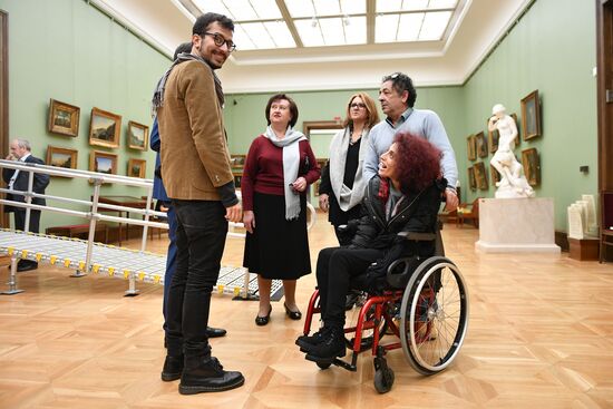 Leticia renisoa visits Tretyakov Picture Gallery