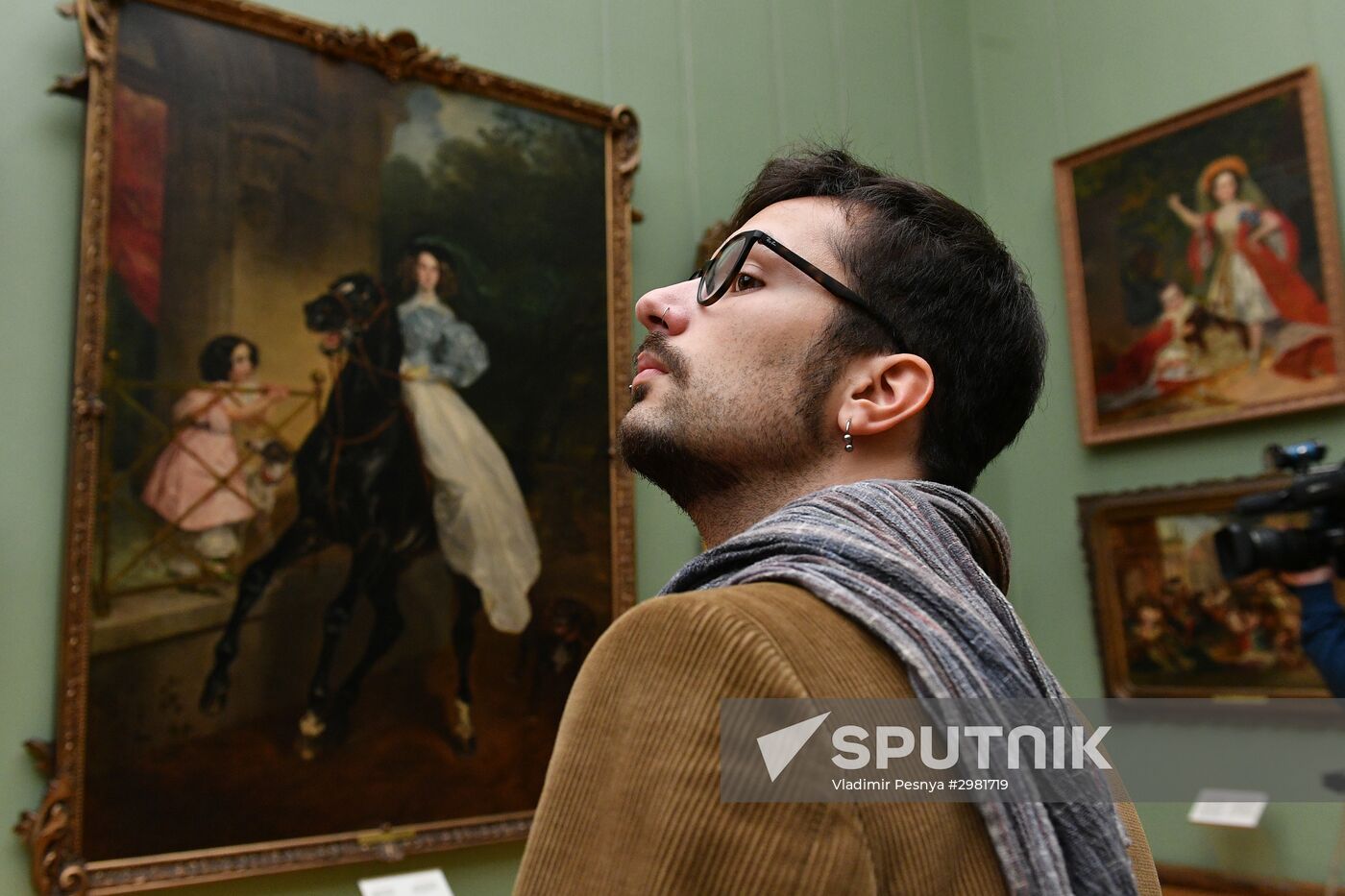 Leticia Renisoa visits Tretyakov Picture Gallery