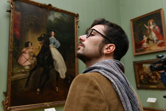 Leticia Renisoa visits Tretyakov Picture Gallery