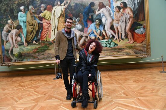 Leticia Renisoa visits Tretyakov Picture Gallery