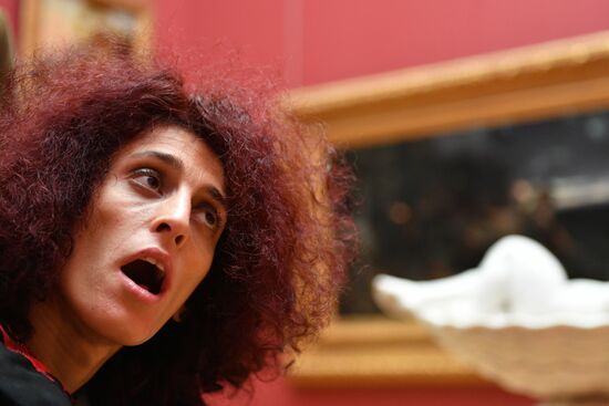 Leticia Renisoa visits Tretyakov Picture Gallery