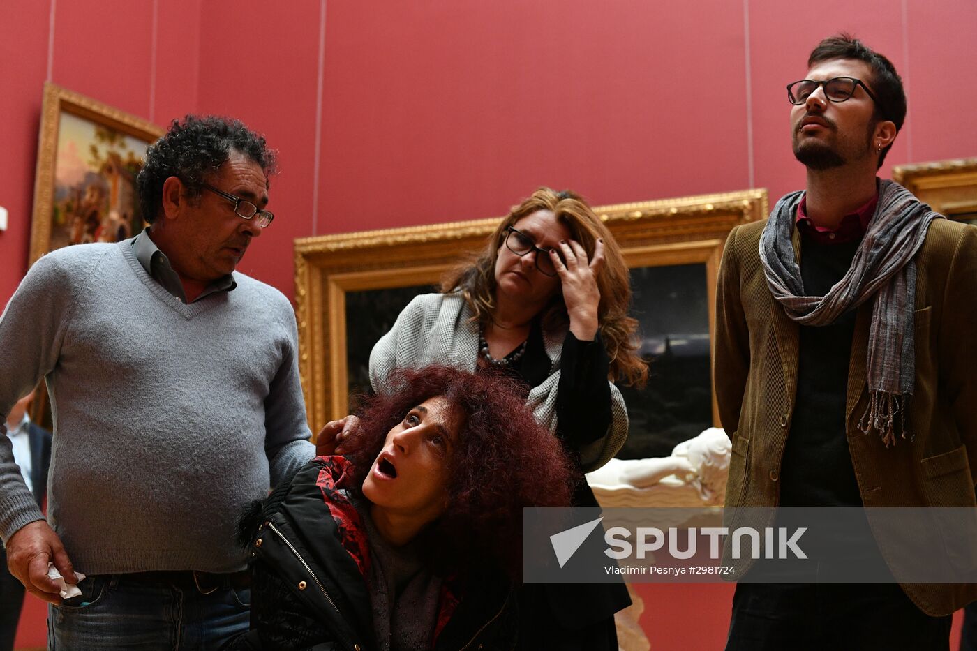 Leticia Renisoa visits Tretyakov Picture Gallery