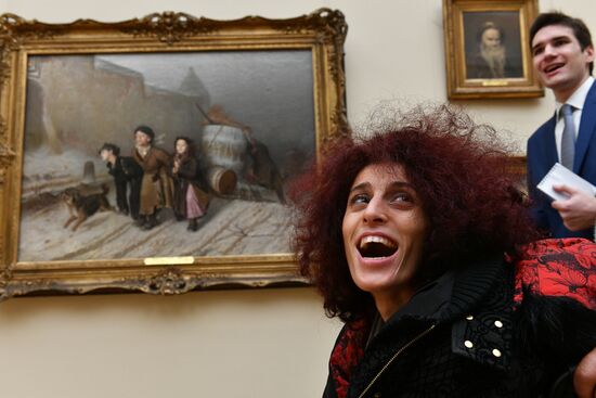 Leticia Renisoa visits Tretyakov Picture Gallery