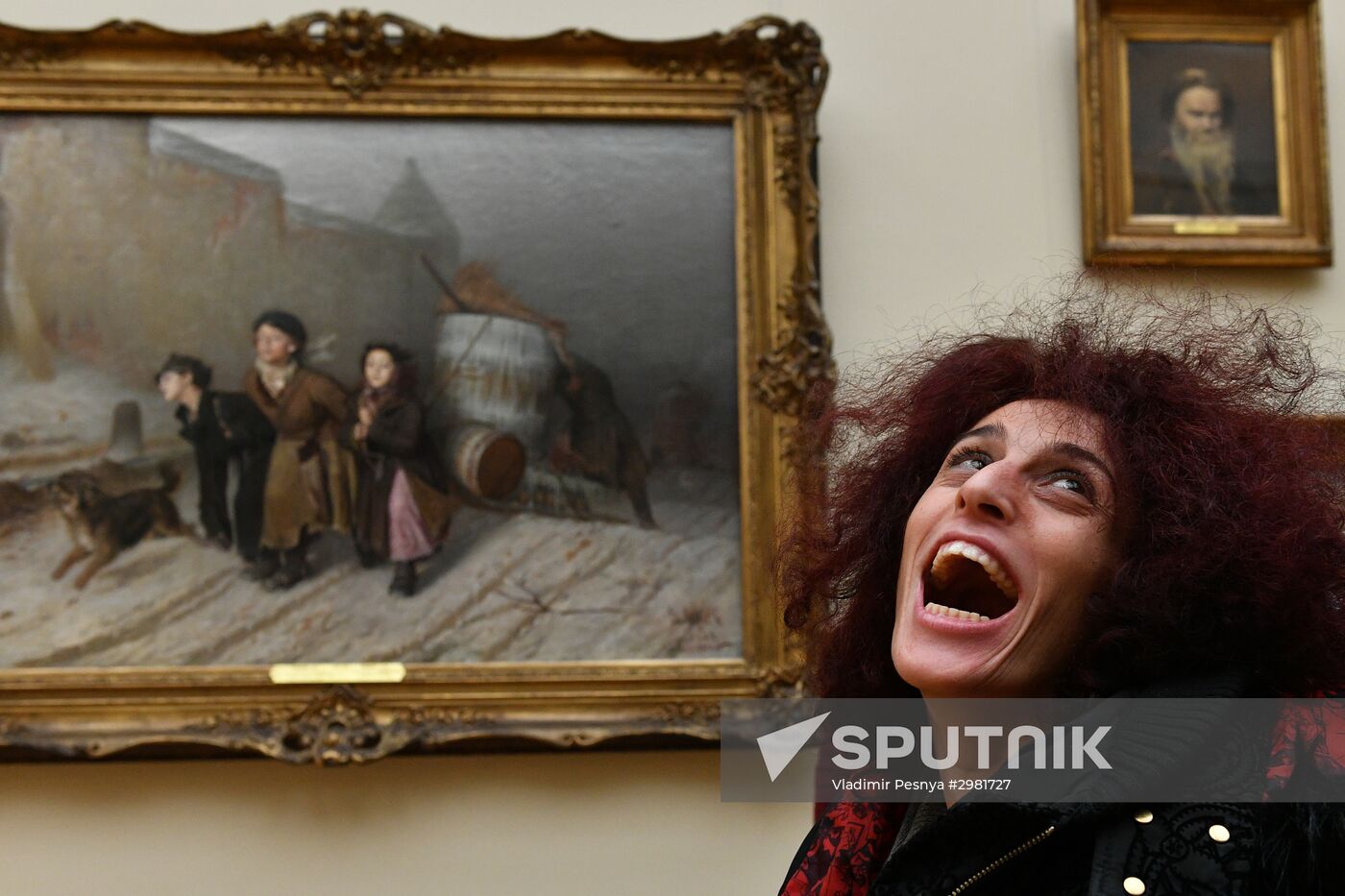 Leticia renisoa visits Tretyakov Picture Gallery