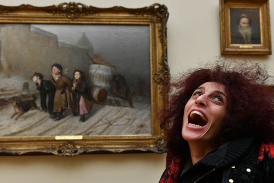 Leticia renisoa visits Tretyakov Picture Gallery