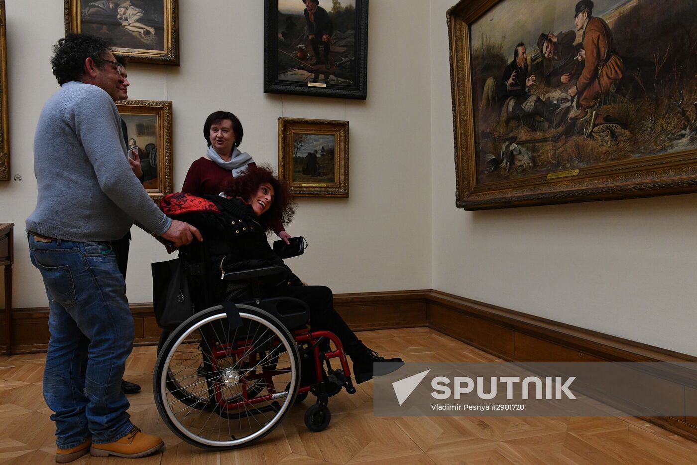 Leticia Renisoa visits Tretyakov Picture Gallery