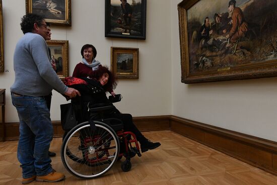 Leticia Renisoa visits Tretyakov Picture Gallery
