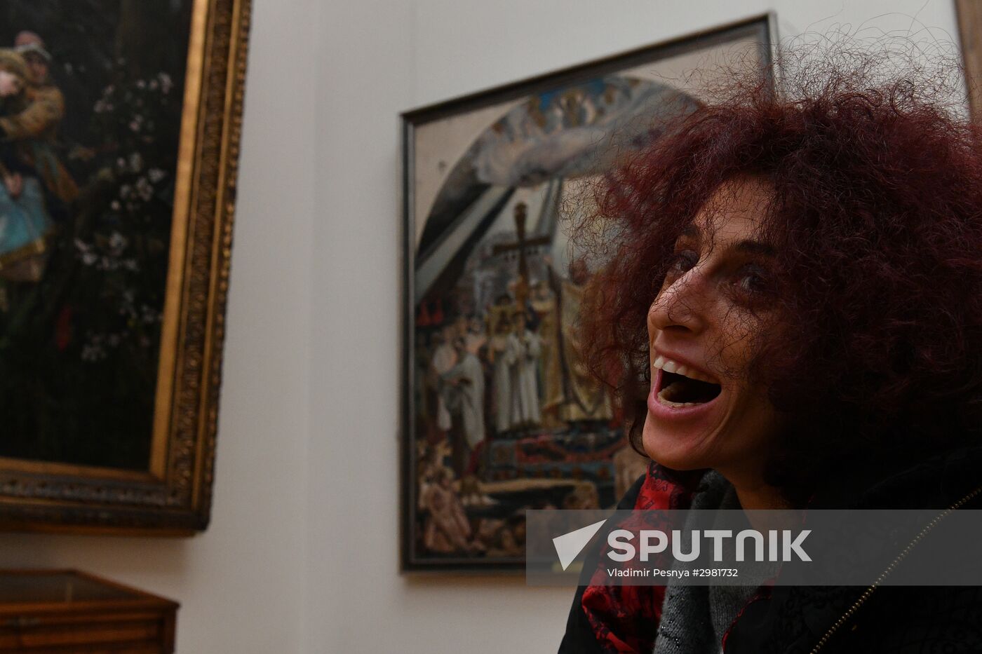 Leticia Renisoa visits Tretyakov Picture Gallery