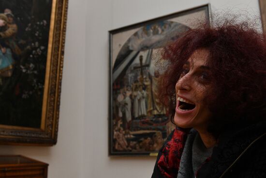 Leticia Renisoa visits Tretyakov Picture Gallery