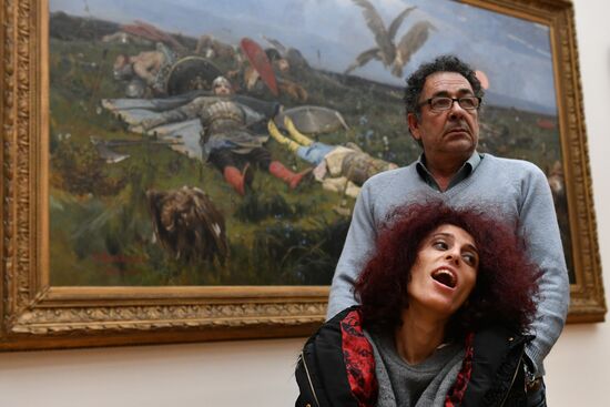 Leticia renisoa visits Tretyakov Picture Gallery