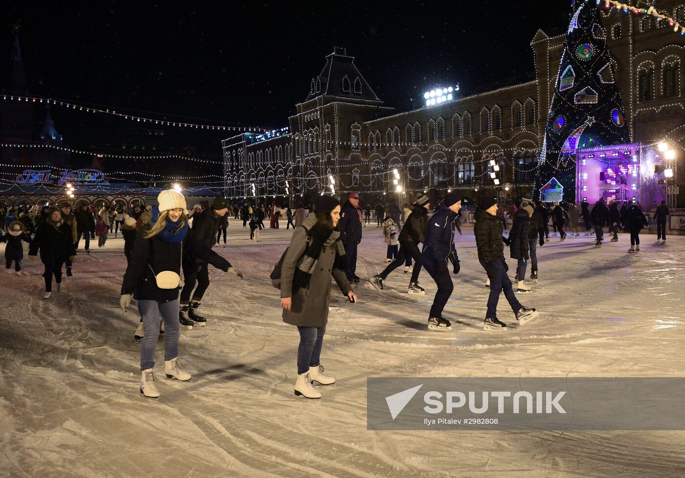 GUM skating rink opens on Red Square
