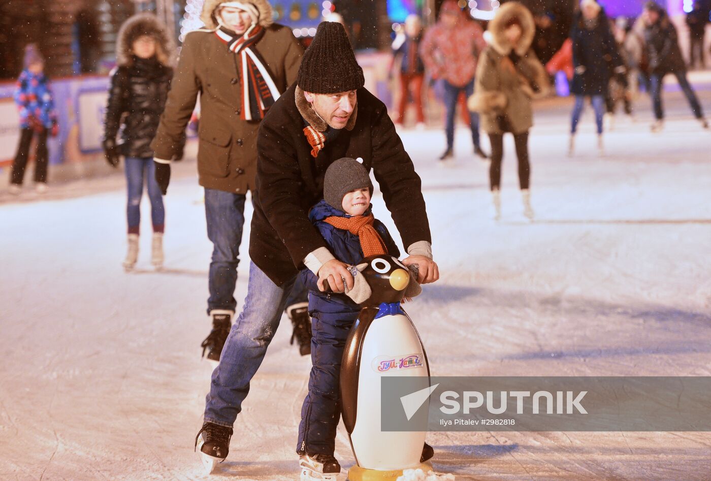 GUM skating rink opens on Red Square