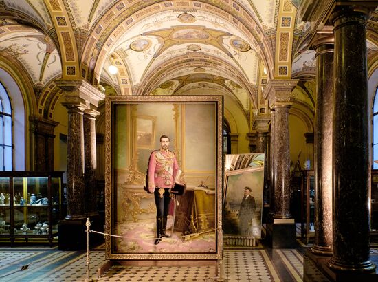 Preparing restored double-sided painting with portraits of Emperor Nicholas II and Vladimir Lenin for presentation at Stieglitz Academy