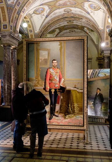 Preparing restored double-sided painting with portraits of Emperor Nicholas II and Vladimir Lenin for presentation at Stieglitz Academy