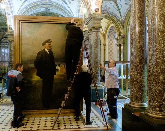 Preparing restored double-sided painting with portraits of Emperor Nicholas II and Vladimir Lenin for presentation at Stieglitz Academy