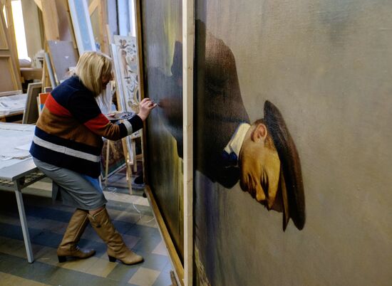 Preparing restored double-sided painting with portraits of Emperor Nicholas II and Vladimir Lenin for presentation at Stieglitz Academy