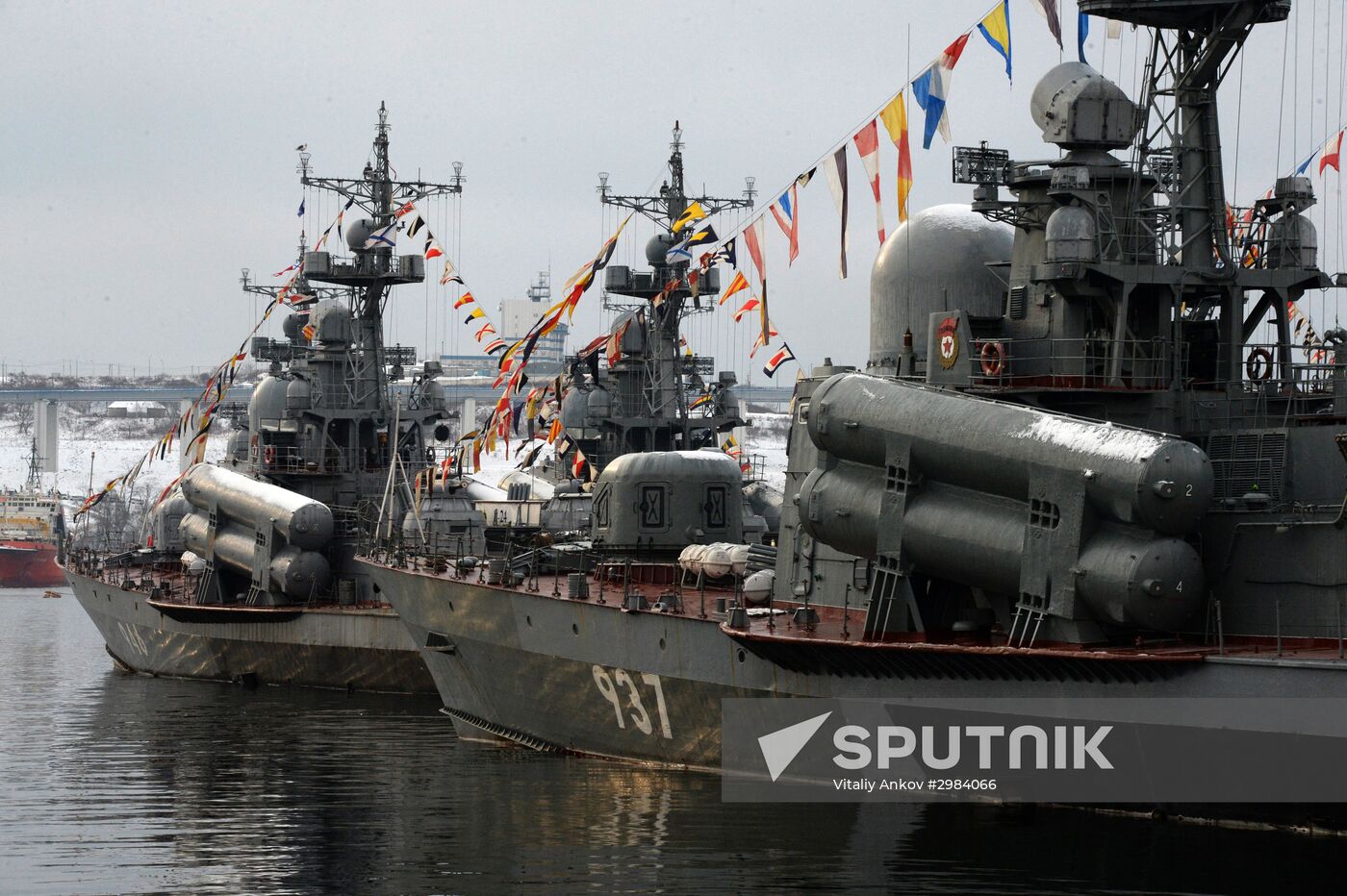 Pacific Fleet servicemen celebrate beginning of winter training period