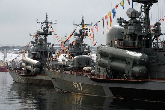 Pacific Fleet servicemen celebrate beginning of winter training period