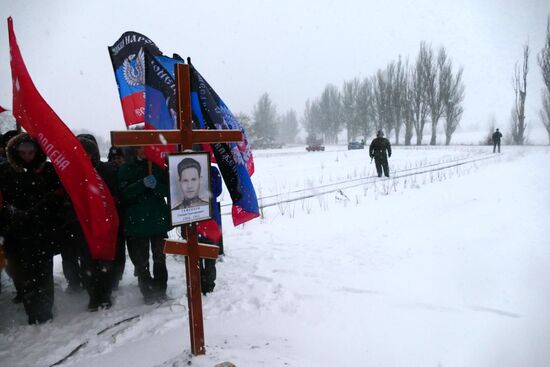 Remains of Red Army soldiers re-buried in Donbass