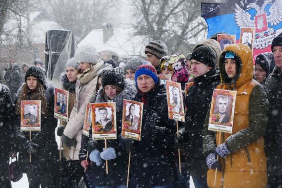 Remains of Red Army soldiers re-buried in Donbass