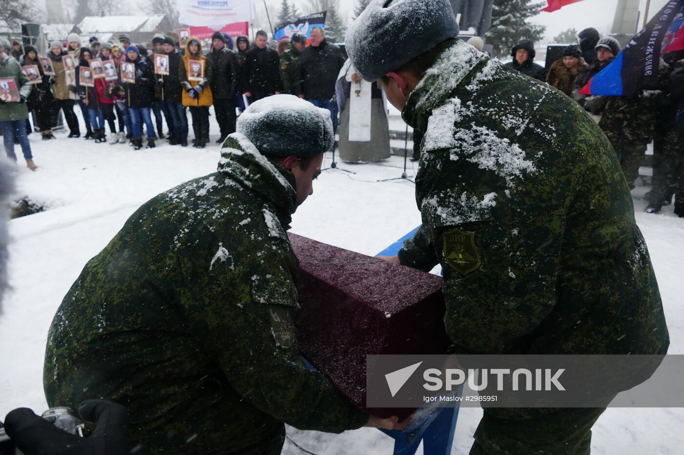 Remains of Red Army soldiers re-buried in Donbass