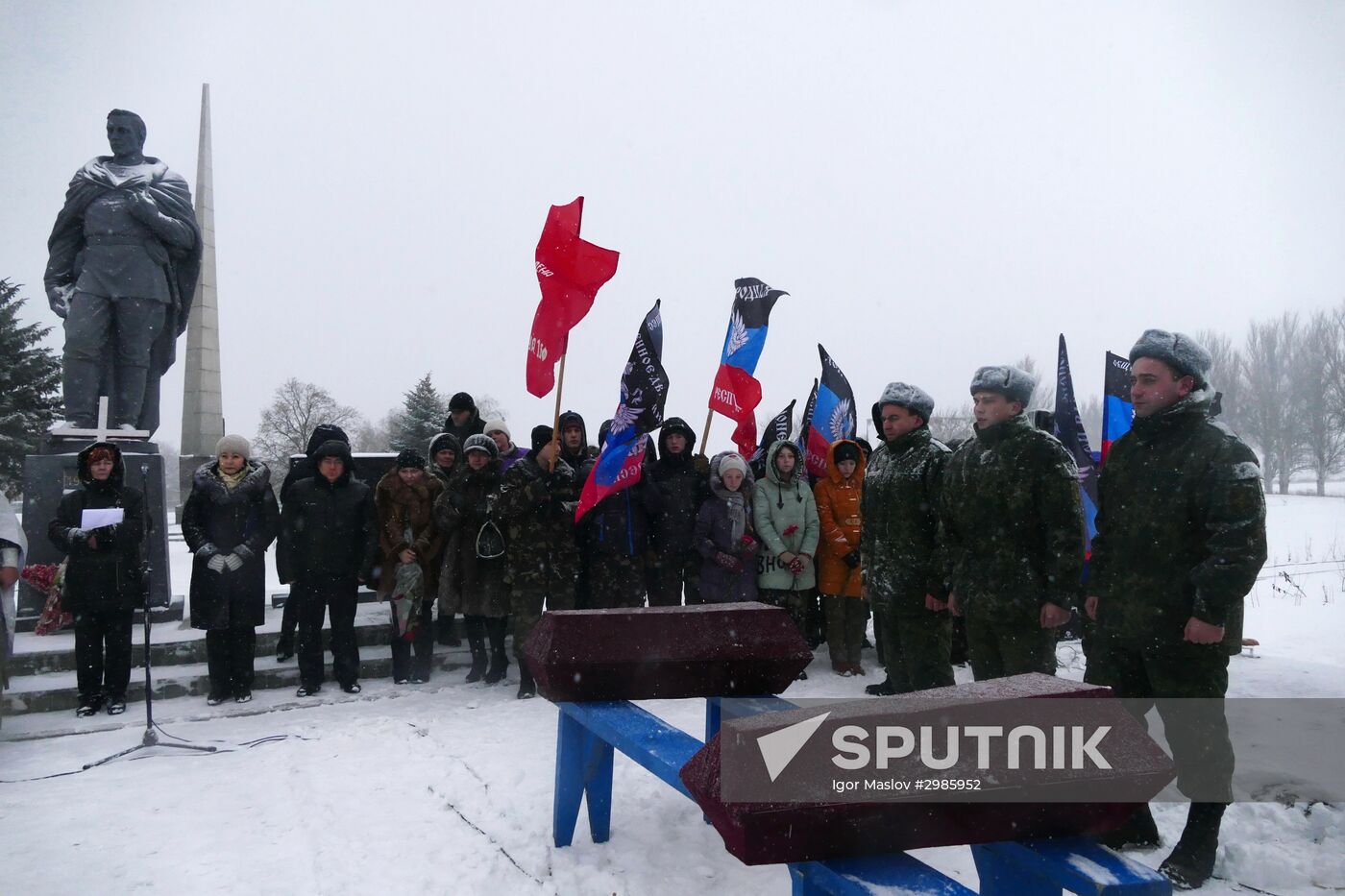 Remains of Red Army soldiers re-buried in Donbass