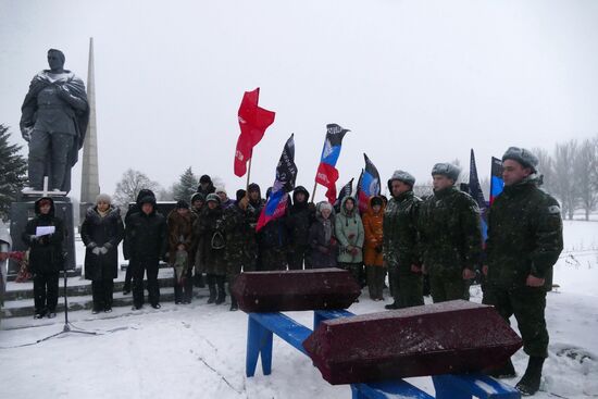 Remains of Red Army soldiers re-buried in Donbass