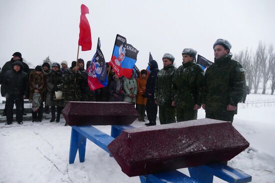 Remains of Red Army soldiers re-buried in Donbass