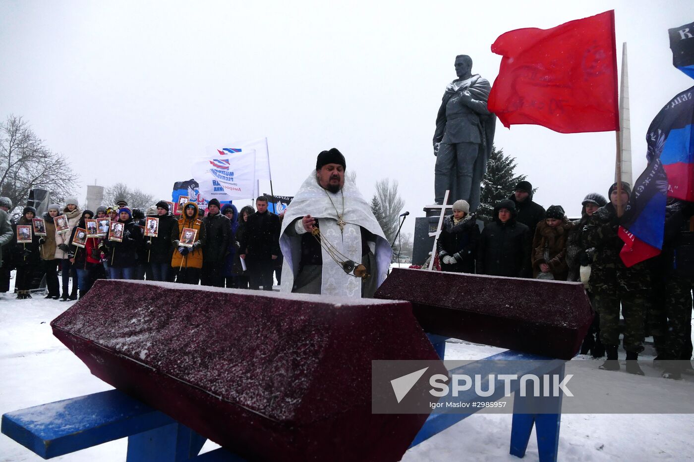 Remains of Red Army soldiers re-buried in Donbass