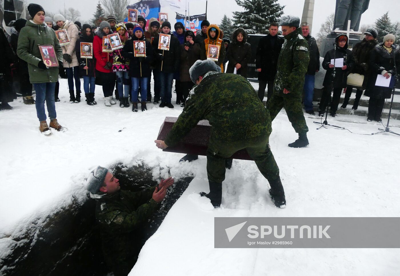 Remains of Red Army soldiers re-buried in Donbass