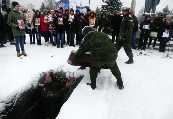 Remains of Red Army soldiers re-buried in Donbass